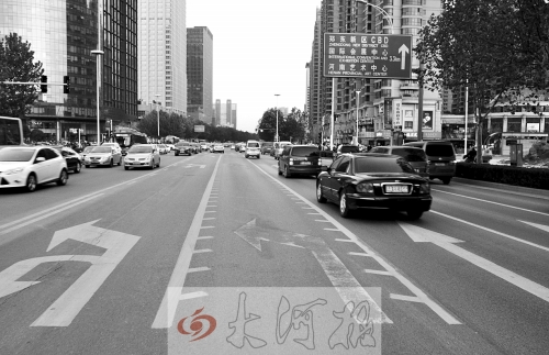 這條畫有多條短斜線的車道就是可變車道，視車流量大小而定，直行車輛多時(shí)它是一個(gè)直行車道，左轉(zhuǎn)車輛多時(shí)它
