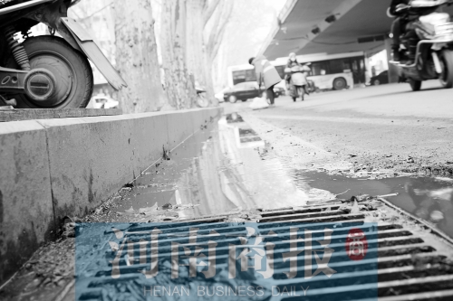 現(xiàn)場，污水流到了機(jī)動(dòng)車道上