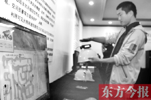 可見(jiàn)光通信技術(shù)應(yīng)用展示會(huì)上，參觀者體驗(yàn)新技術(shù)在采礦工具上的應(yīng)用