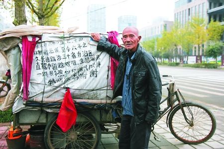 蹬三輪車環游全國的焦德明老人 記者 蔣雨龍 攝