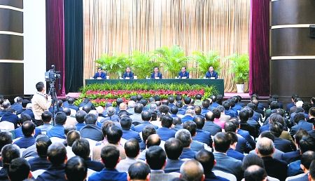 昨日，全市領(lǐng)導(dǎo)干部大會在渝州賓館舉行。 重慶日報圖