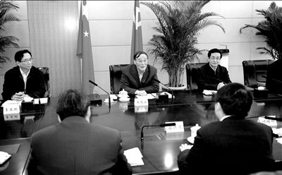 11月30日，中共中央政治局常委、中央紀委書記王岐山在北京主持召開座談會，聽取專家學者對黨風廉政建設和反腐敗工作的意見和建議。新華社發