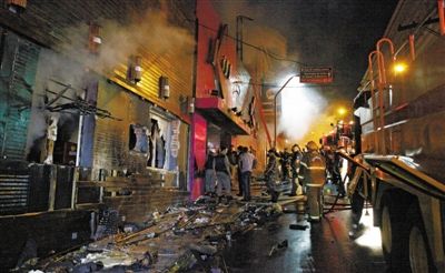 27日凌晨，巴西南里奧格蘭德州圣瑪麗亞市一家夜總會突發(fā)大火，造成至少245人死亡。圖為消防人員正在現(xiàn)場滅火救援。