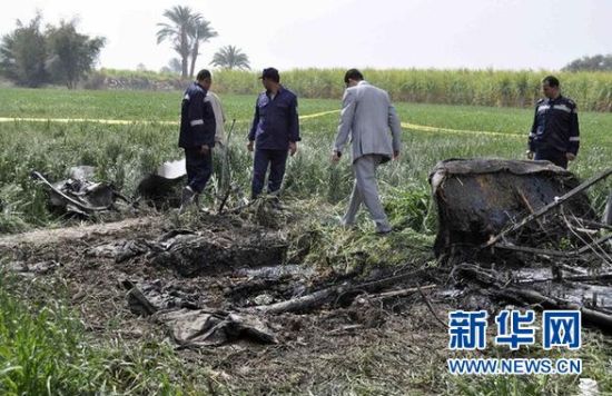 2月26日，在埃及旅游城市盧克索附近，警察和救援人員在發生熱氣球爆炸事故的現場查看熱氣球殘骸。