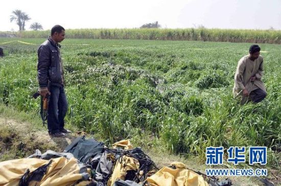 2月26日，在埃及旅游城市盧克索附近，當地安全人員在發生熱氣球爆炸事故的現場查看。