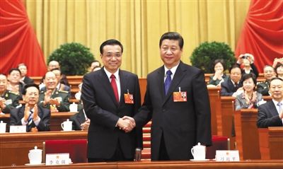 昨日，人大會議投票表決，決定李克強為國務院總理后，習近平和李克強親切握手。 新華社記者 蘭紅光 攝