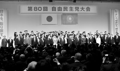 3月17日，日本自民黨黨員在東京出席自民黨年度大會。新華社發