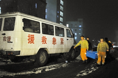 　　前日，幾位救援礦工正在搬運給養。當日，吉林省通化礦業集團八寶煤礦再發瓦斯爆炸，已致6人死亡。新華