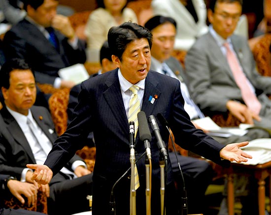 23日，安倍在參議院預(yù)算委員會(huì)發(fā)表講話。