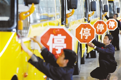 4月28日，江西上饒，江西博能上饒客車員工正在為銷往廣東客戶的訂單大鼻子校車做最后的質量安檢。圖/CFP