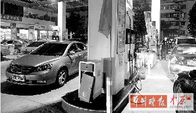 昨天晚上，桐柏路一加油站排隊(duì)加油的汽車特別多，很多人都想趕在油價上漲前加滿油箱。
