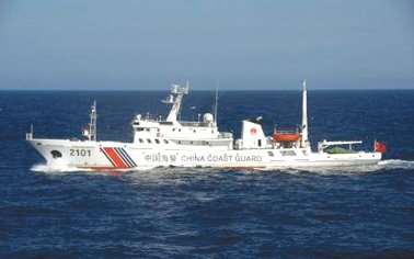 24日在釣魚島附近海域巡航的中國海警船。