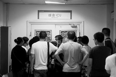 7月25日,北京天壇醫院ICU病房外,一名大夫向被摔女童家屬介紹傷情。新華社發