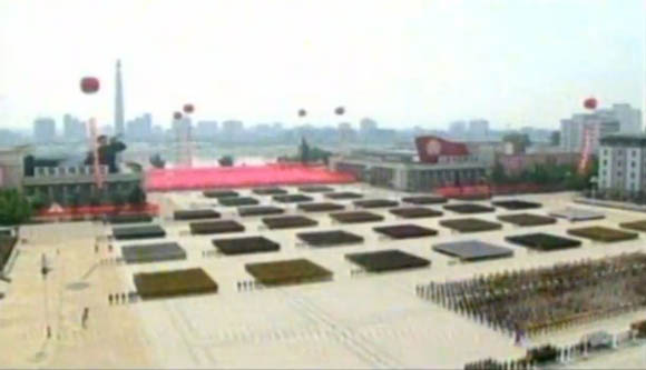 7月27日是《朝鮮停戰(zhàn)協(xié)定》簽署60周年紀(jì)念日，朝鮮在首都平壤舉行的盛大的閱兵儀式。圖為閱兵廣場。