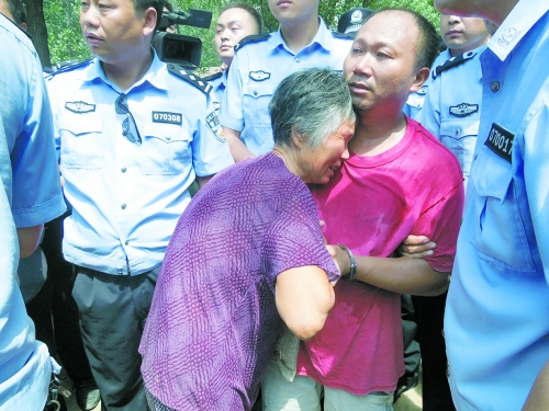 潛逃23年，歸案之時再見父母，最不能承受的究竟是誰？