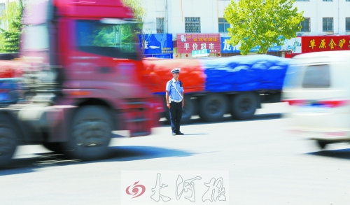 連霍高速受橋梁爆破影響禁止通車(chē)，310國(guó)道車(chē)流量迅速增加，當(dāng)?shù)亟痪块T(mén)安排大量警力保障道路暢通。