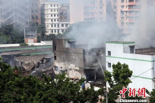 廣州白云區一倉庫爆炸致4死36傷，事發3個多小時后現場仍冒著白煙。　高榮權 攝