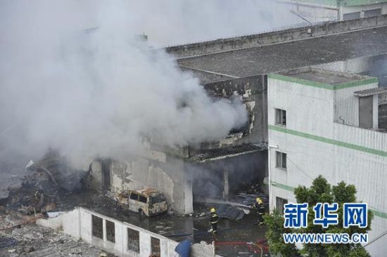 9月10日，消防人員在爆炸現(xiàn)場(chǎng)撲救火情。 新華社記者 梁旭 攝