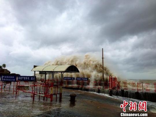汕頭澄海萊蕪碼頭潮位猛漲，巨浪洶涌。