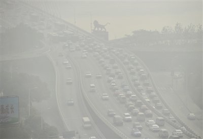 昨日，南昌市八一大橋被霧霾籠罩。 新華社發(fā)