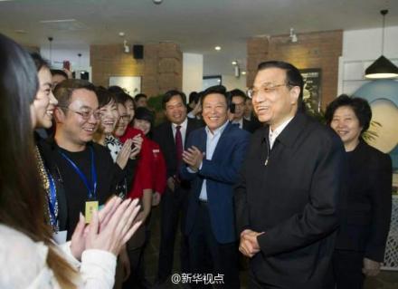 27日上午李克強到天津濱海新區考察。