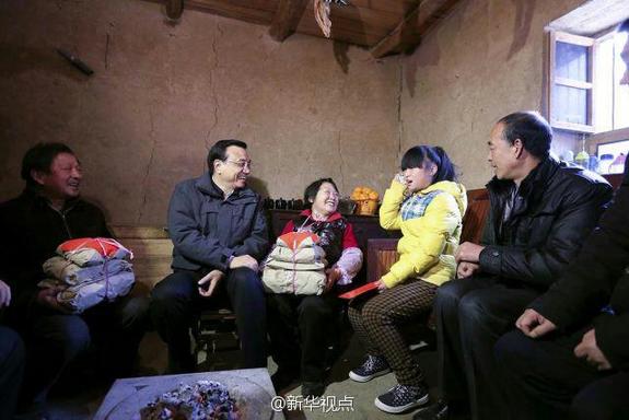 27日，李克強(qiáng)到安康旬陽金坡村看望留守兒童。