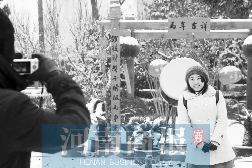紫荊山公園里布置喜慶，引來不少游客合影留念。記者 楊東華/攝