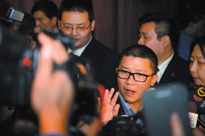 3月10日23時許，與馬航失聯(lián)航班部分乘客家屬乘坐同一航班的乘客在北京首都機場辦理值機手續(xù)。新華社