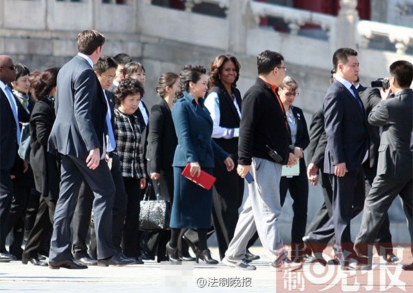 　　3月21日上午，美國總統夫人米歇爾參觀故宮，彭麗媛陪同。彭麗媛一身湖藍色裙裝，米歇爾黑白色職業裝