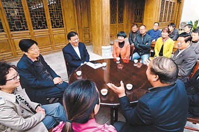 3月23日，劉云山在陜西省咸陽市禮泉縣煙霞鎮袁家村與基層干部群眾座談，聽取對教育實踐活動的意見建議。