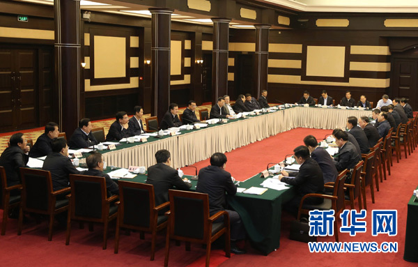 4月28日，中共中央政治局常委、國務(wù)院總理李克強在重慶主持召開座談會