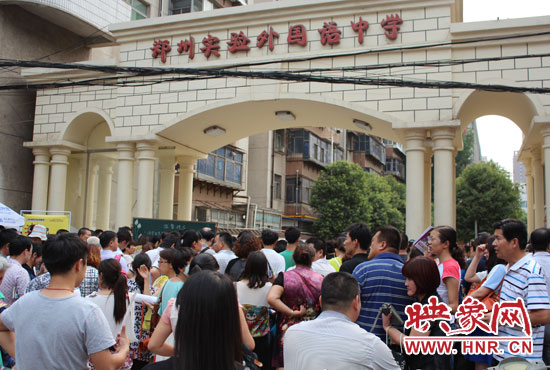 考試快結(jié)束時，陪考的家長涌入學(xué)校接孩子。