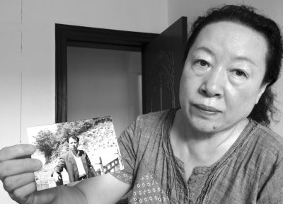 劉吉強(qiáng)的姐姐劉麗霞手持弟弟當(dāng)年的照片。劉吉強(qiáng)在給家人的書信中多次要求申冤，家人為此奔走了16年。京華