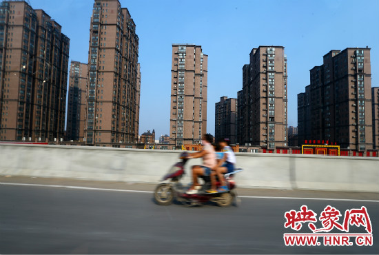 三環(huán)快速路開通后，仍有一些電動(dòng)車違規(guī)上橋。