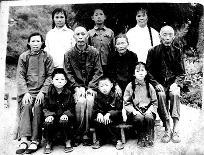 1970年，何兆勝一家人在荊門合影，中排左二為何兆勝。