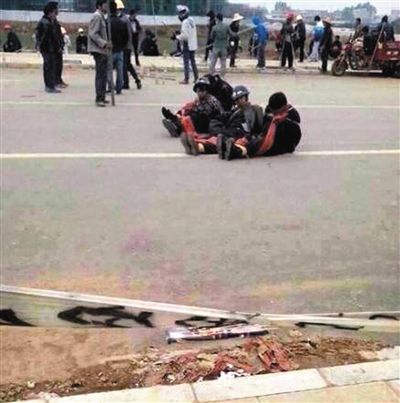 14日，沖突現(xiàn)場(chǎng)，幾名頭戴鋼盔的人被捆綁著。圖/東方IC