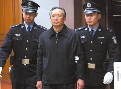昨天，被告人張曙光在法庭上聽取宣判。新華社發(fā)