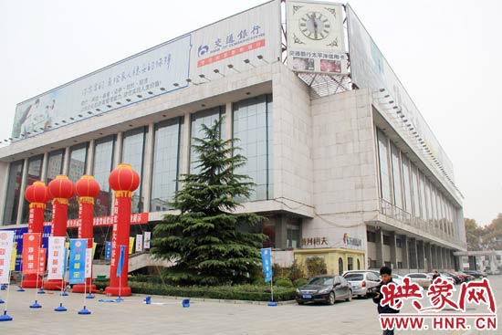 11月28日，記者從鄭州市政府獲悉，河南省人民會堂決定拆除違法存在10多年的巨型樓頂廣告。