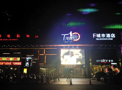 徐鋼在泉州市委書記任上將與他交往密切的商人引入泉州古城區開發文化創意產業。