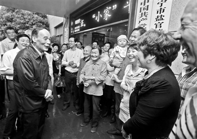 5月8日，王岐山與海寧市鹽官鎮桃園村黨委班子成員、老黨員和群眾親切交流供圖/新華社