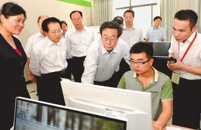 　　5月22日，省委書記、省人大常委會主任郭庚茂在河南網商園調研。記者杜小偉攝