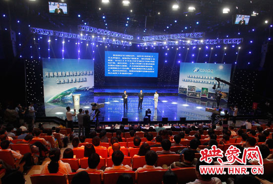 16日上午，河南電視臺1500平米演播廳內(nèi)座無虛席。