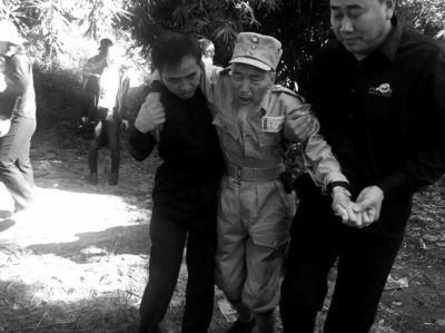 89歲老兵繆焜得知不能接到遺骸后嚎啕大哭。組織方供圖