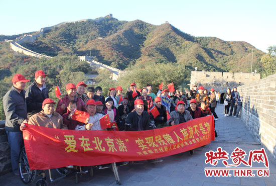 旅游對于殘疾人朋友來說比正常人要困難許多，2011年，劉小琴帶領殘障朋友登上了長城。