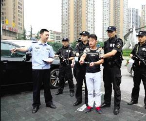 小伙被抓現場