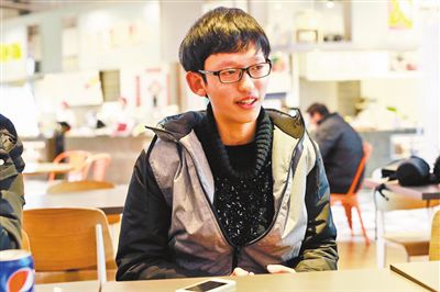 何琦驍收到了紐約大學(xué)阿布扎比分校的錄取通知書(shū)。記者 許恢毅 攝