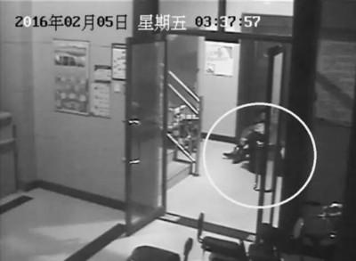 小區(qū)監(jiān)控視頻截圖，兩人一坐一跪竟聊了十多分鐘。