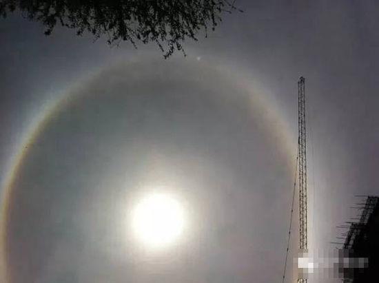 上海現(xiàn)UFO 專家稱光圈是日暈亮點或是飛行器(圖)
