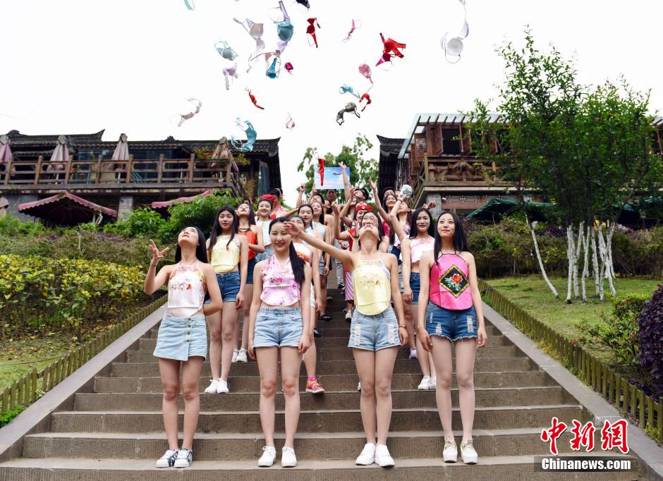 女大學生穿肚兜拋胸罩呼吁關注乳房健康 女大學生穿肚兜拋胸罩呼吁關注乳房健康