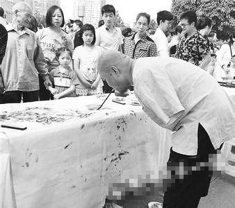 黃國富在作畫。資料照片